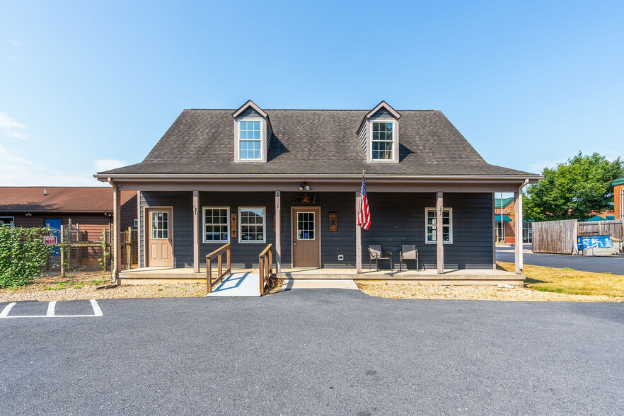 101 Lucy Ln, Waynesboro, VA for rent - Primary Photo - Image 1 of 1