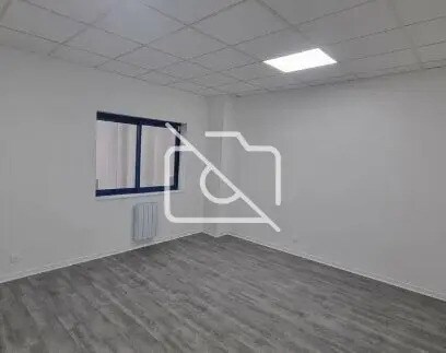 Industrial in Lisses to rent - Interior Photo - Image 3 of 4