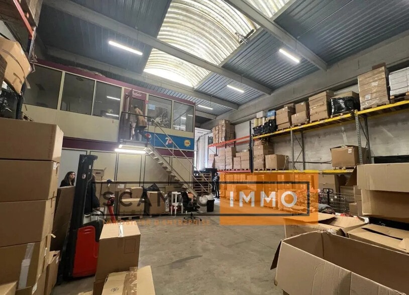 Industrial in Bondy to rent - Building Photo - Image 3 of 6