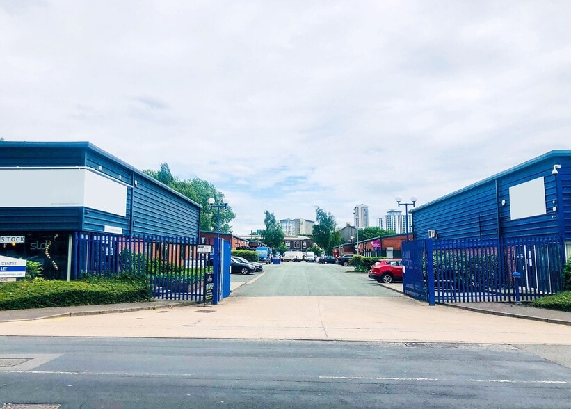 Daniel Adamson Rd, Salford to rent - Building Photo - Image 3 of 3