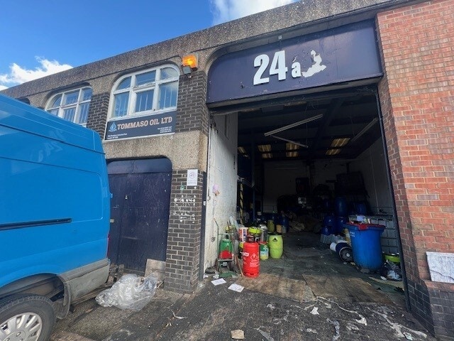 Rosebery Ave, London to rent - Building Photo - Image 2 of 3