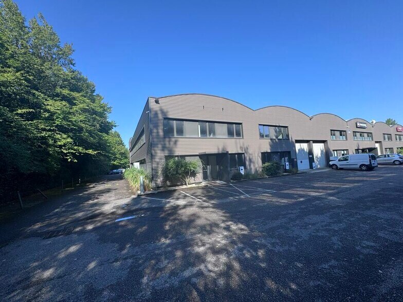 12 Chemin Des Gorges, Dardilly to rent - Building Photo - Image 1 of 14