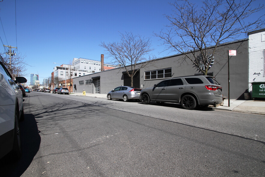 300 Kingsland Ave, Brooklyn, NY for rent - Building Photo - Image 2 of 6