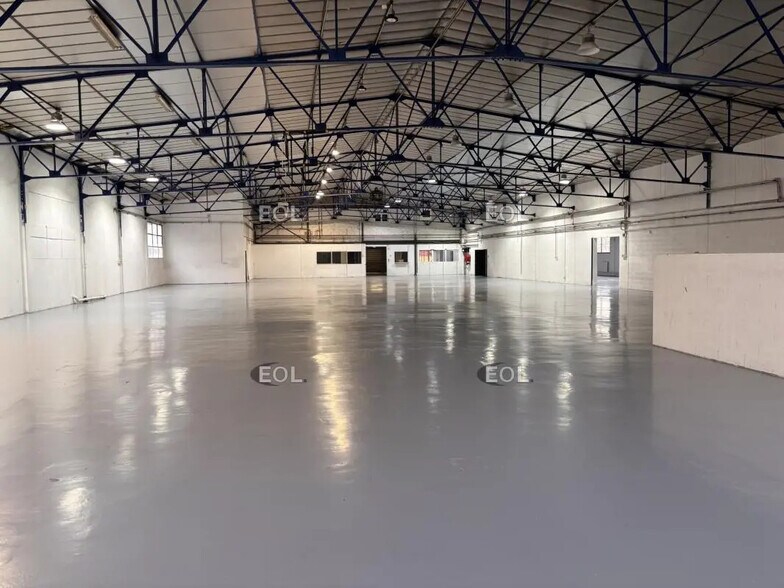 Light Industrial in Nanterre to rent - Building Photo - Image 3 of 9