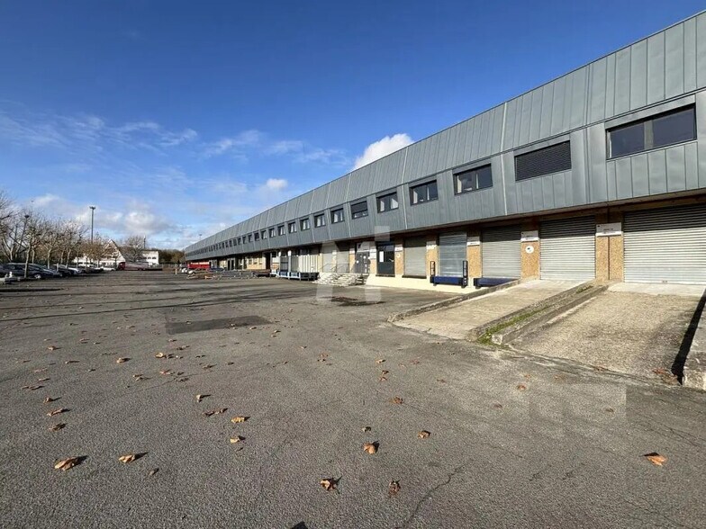 Light Industrial in Villejust to rent - Building Photo - Image 2 of 9