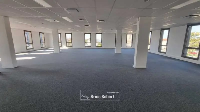 Office in Décines-Charpieu to rent Interior Photo- Image 1 of 7