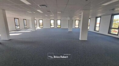 Office in Décines-Charpieu to rent Interior Photo- Image 1 of 7