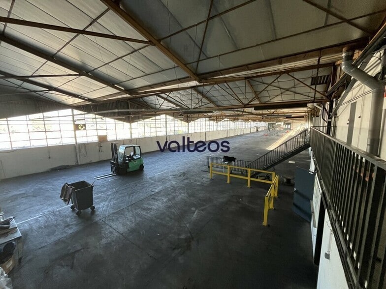 Light Industrial in Portet-sur-Garonne to rent - Interior Photo - Image 1 of 3
