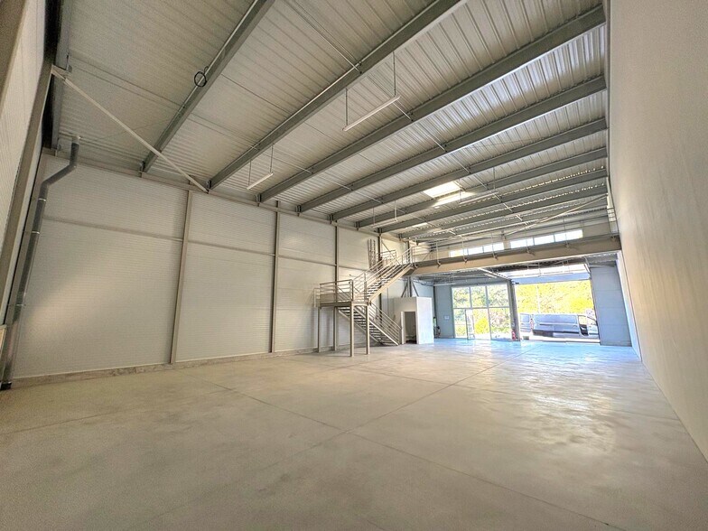 Avenue Des Rosiers, La Ciotat to rent - Interior Photo - Image 2 of 10