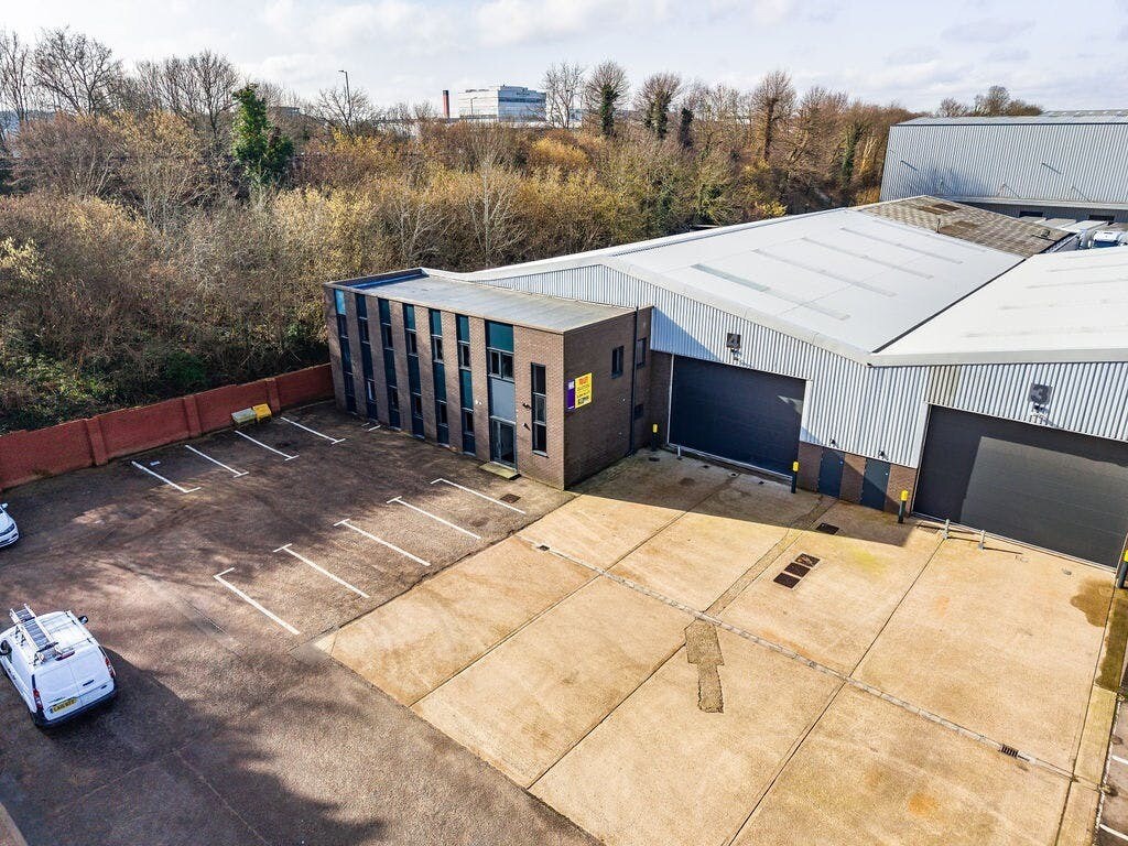Units 3 & 4, Bracknell Business Centre, Downmill Rd, Bracknell to rent Building Photo- Image 1 of 5