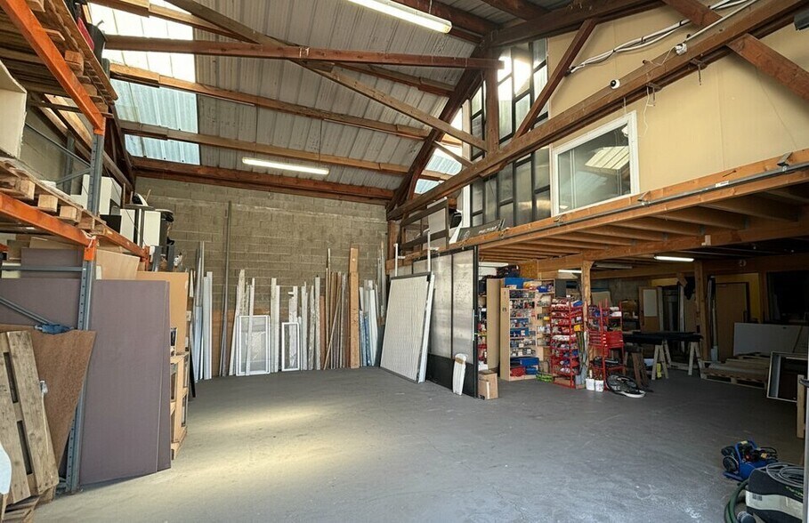 73 Rue Paul Et Marc Barbezat, Décines-Charpieu to rent - Building Photo - Image 2 of 6