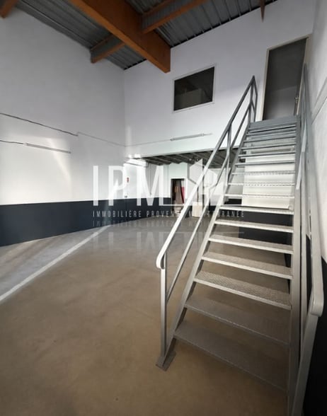 1045 Route Nationale 96, Aubagne to rent - Building Photo - Image 2 of 4