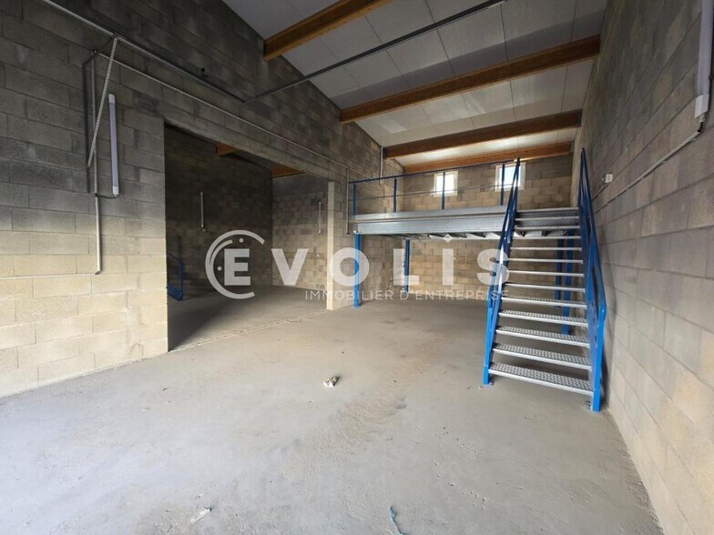 Light Industrial in Brieres Les Scelles for sale - Interior Photo - Image 3 of 11