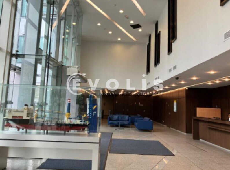 8 Avenue De Lunca, Montigny-le-Bretonneux to rent - Lobby - Image 2 of 7