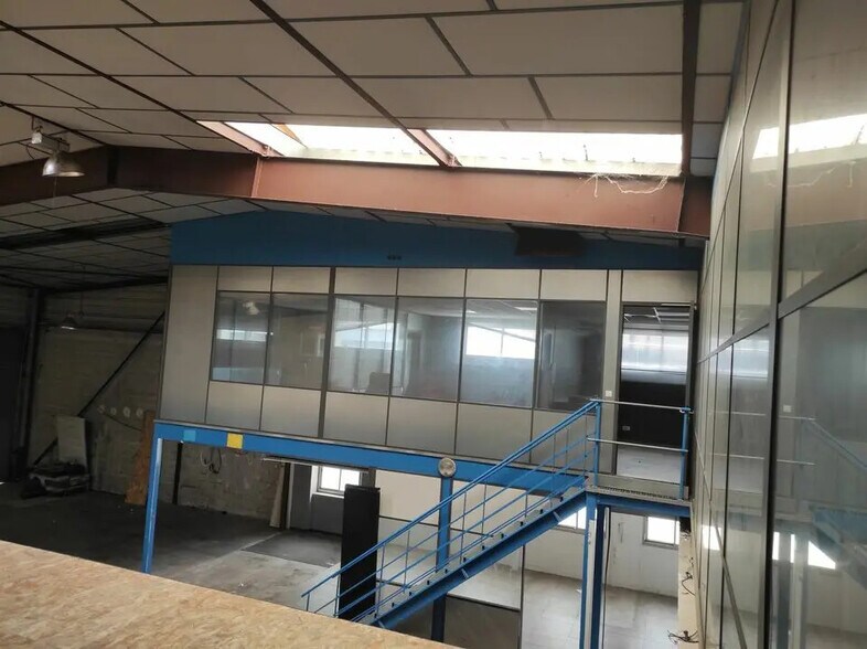 Industrial in Vitrolles to rent - Building Photo - Image 3 of 4