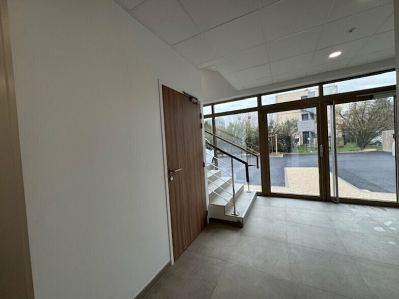 Office in Villefranche-sur-Saône for sale - Interior Photo - Image 2 of 3