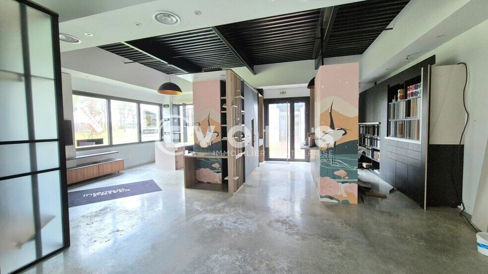 Retail in Serris to rent - Interior Photo - Image 2 of 5