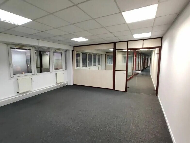 Office in Massy to rent - Interior Photo - Image 2 of 6