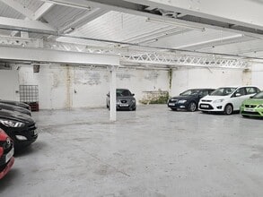 Factory St, Bradford to rent Interior Photo- Image 1 of 1