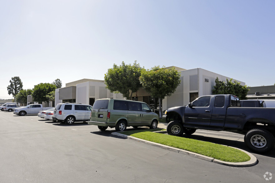 351-371 Oak Pl, Brea, CA for rent - Building Photo - Image 2 of 3