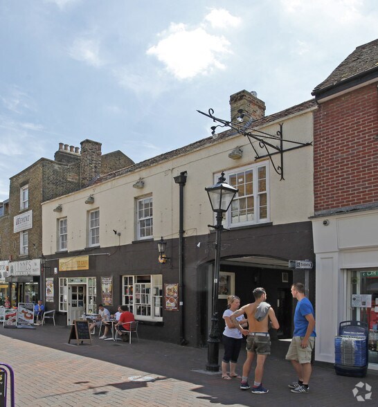 11 Sun St, Waltham Abbey to rent - Building Photo - Image 2 of 2