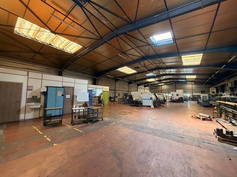 Light Industrial in Miribel to rent - Interior Photo - Image 3 of 6