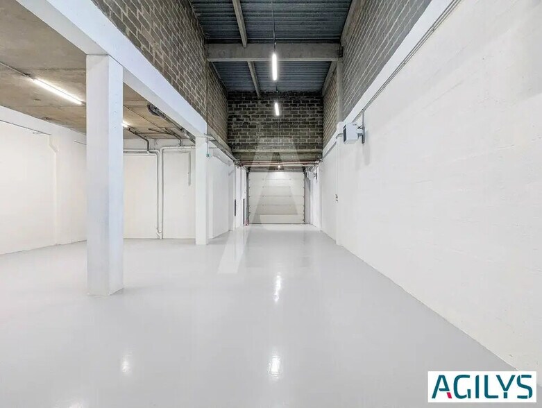 Light Industrial in to rent - Interior Photo - Image 2 of 6