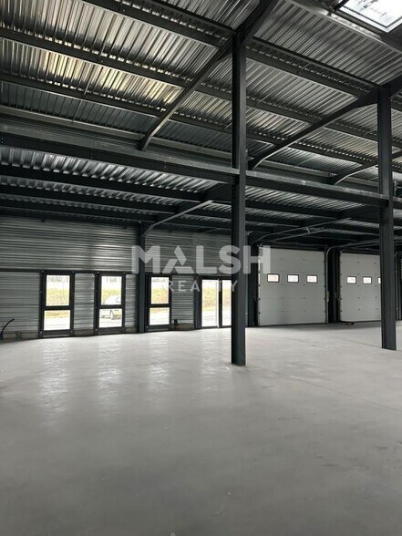 Light Industrial in Bourgoin-Jallieu to rent - Building Photo - Image 3 of 10