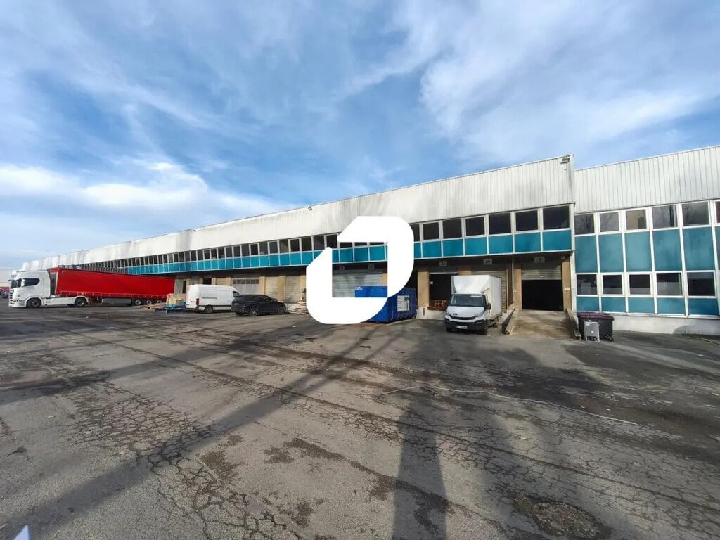 Location Local d'activités 2 330 m² - Photo 1
