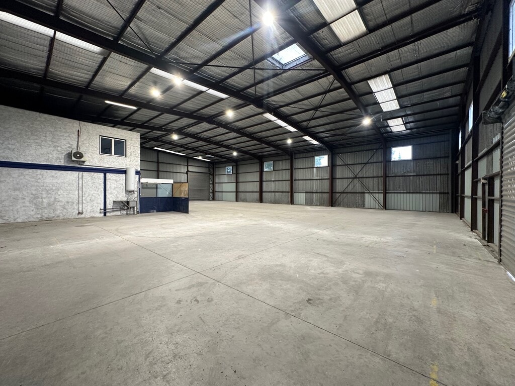 Location Local d'activités 740 m² - Photo 1