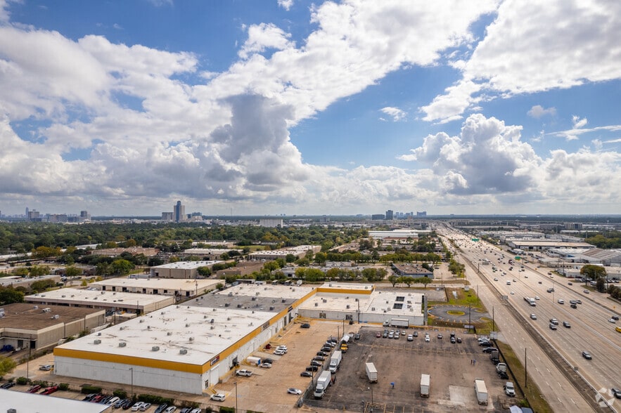 1530 W Sam Houston Pky N, Houston, TX for rent - Building Photo - Image 1 of 10