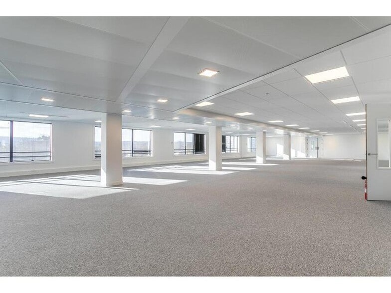 1 Avenue Edouard Belin, Rueil-Malmaison to rent - Interior Photo - Image 2 of 12