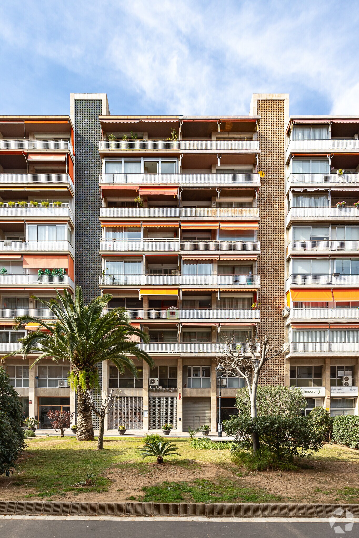 Retail in Barcelona, Barcelona to rent Primary Photo- Image 1 of 16