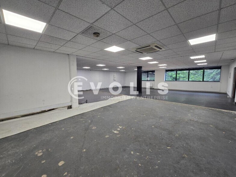 Light Industrial in Les Ulis to rent - Interior Photo - Image 3 of 7