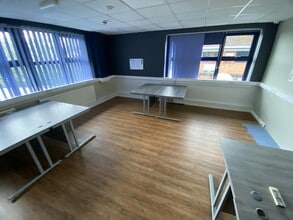 5 Clayton Wood Ct, Leeds to rent Interior Photo- Image 1 of 2