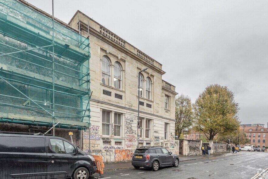 Brunswick Sq, Bristol to rent - Building Photo - Image 2 of 3