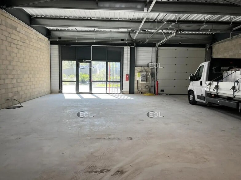 Light Industrial in Éragny to rent - Interior Photo - Image 3 of 6