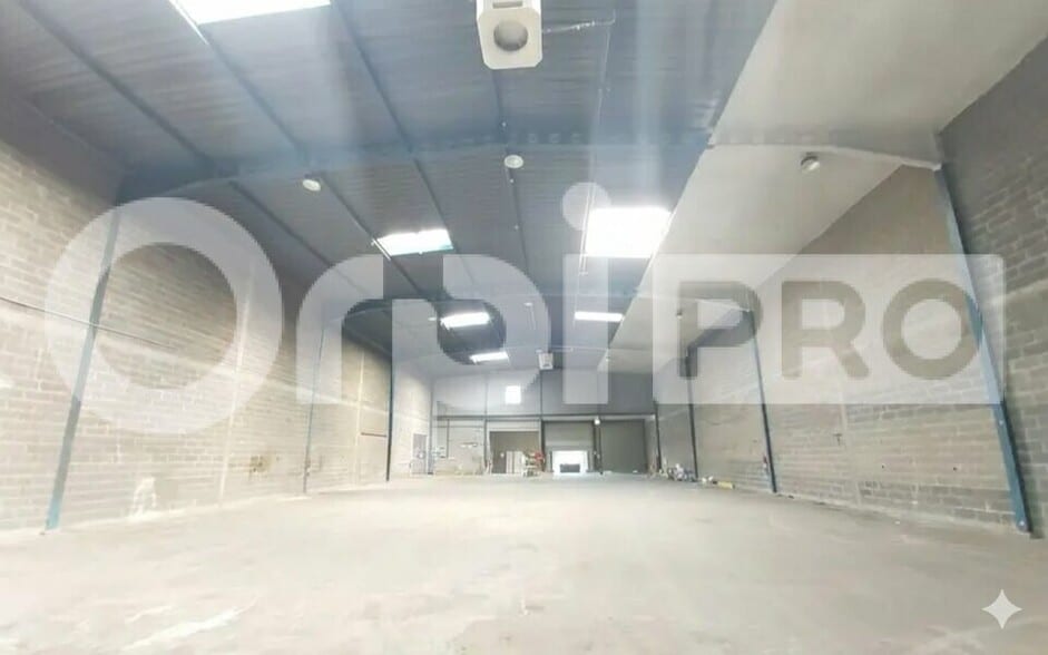 Light Industrial in Wissous to rent - Building Photo - Image 2 of 5