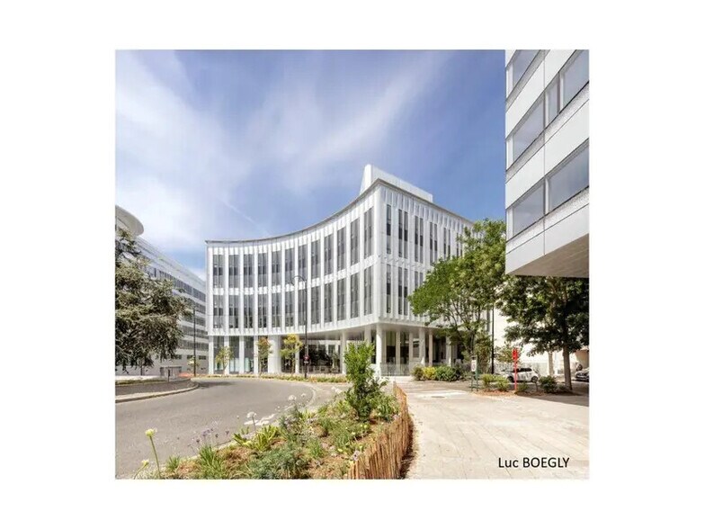 3 Place Louis Renault, Rueil-Malmaison to rent - Building Photo - Image 2 of 12