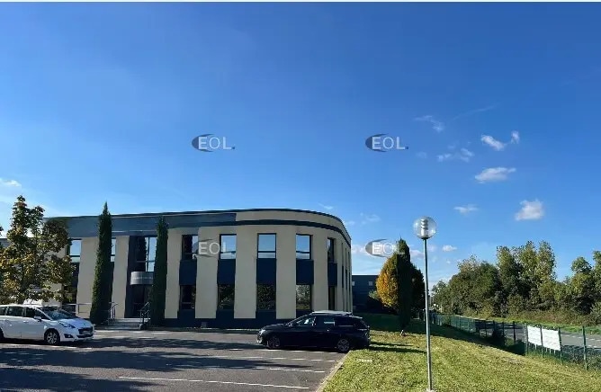 Location Entrepôt 1 860 m² - Photo 1
