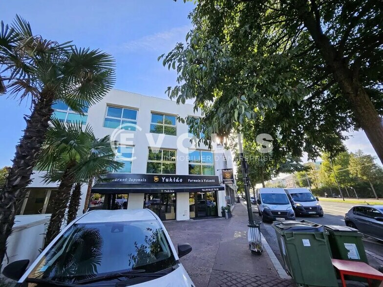 Office in Clamart to rent - Building Photo - Image 1 of 23