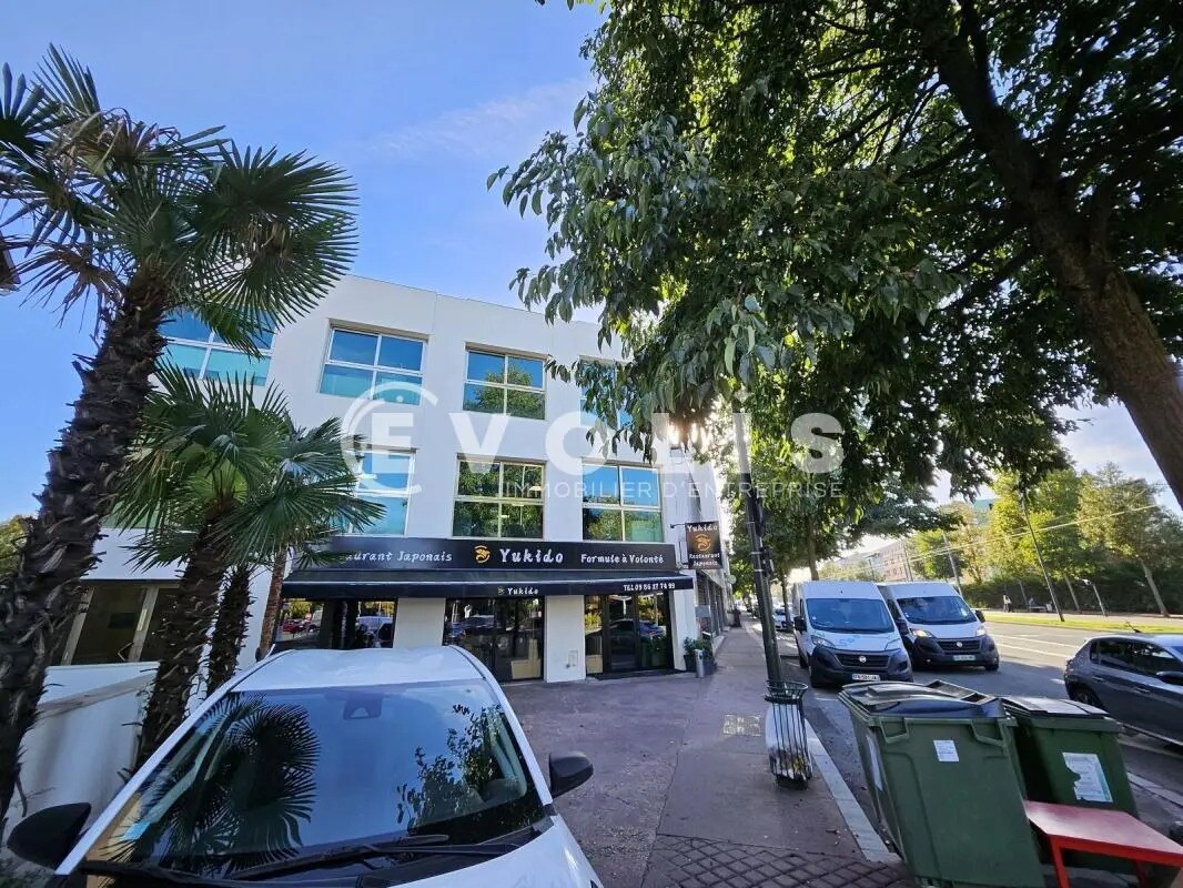 Office in Clamart to rent Building Photo- Image 1 of 24