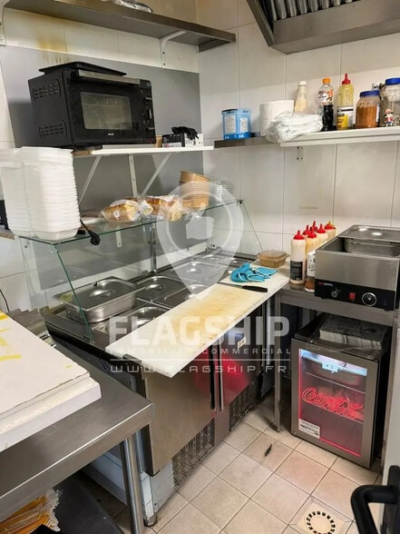 Retail in Nanterre to rent - Interior Photo - Image 3 of 7