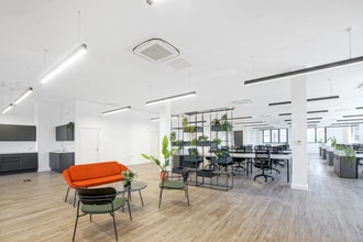 142 Central St, London to rent Interior Photo- Image 2 of 6