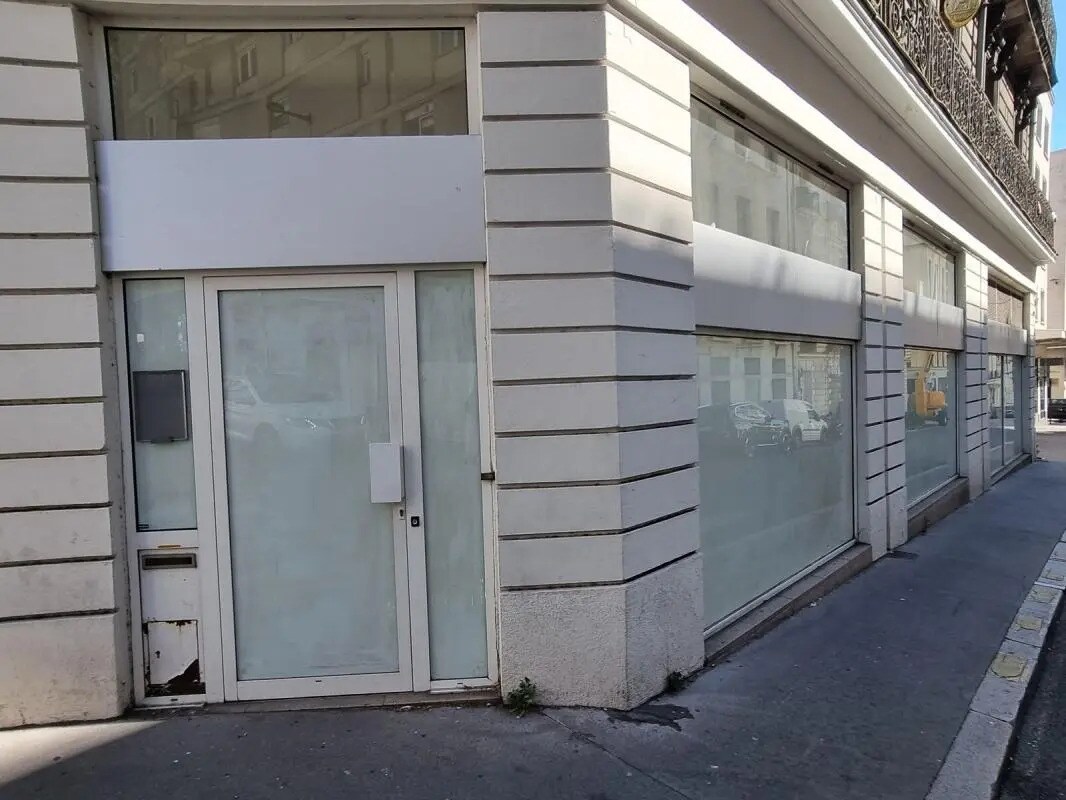 Retail in Nantes to rent Building Photo- Image 1 of 4