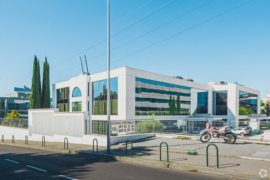Office in Madrid, Madrid to rent - Primary Photo - Image 1 of 4