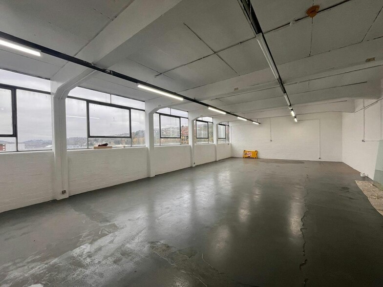 Westbourne St, High Wycombe to rent - Building Photo - Image 3 of 4