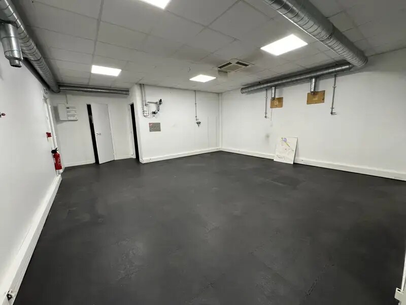 Light Industrial in Montigny-lès-Cormeilles to rent Interior Photo- Image 1 of 10