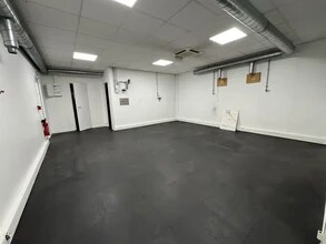 Light Industrial in Montigny-lès-Cormeilles to rent Interior Photo- Image 1 of 10