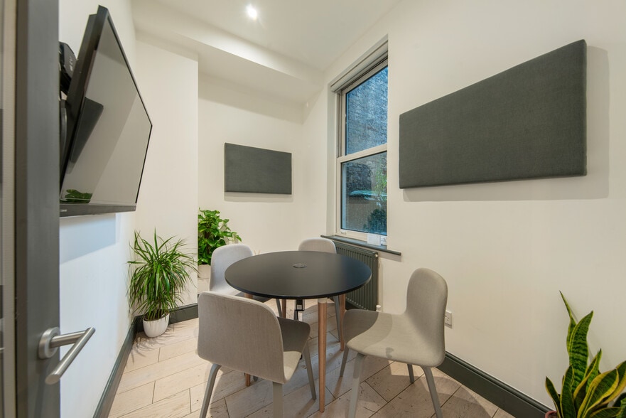 82 Rivington St, London to rent - Interior Photo - Image 2 of 6